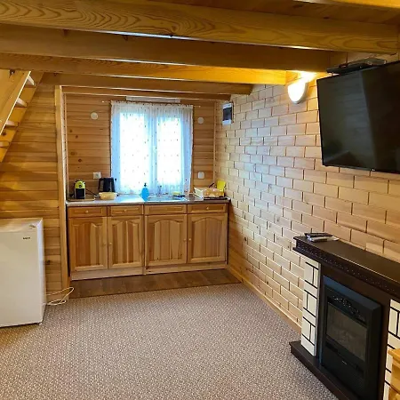 еднофамилна дървена къщичка