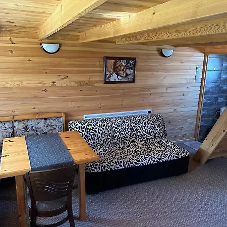 еднофамилна дървена къщичка *