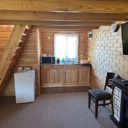 еднофамилна дървена къщичка