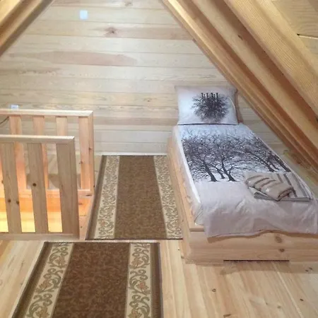 еднофамилна дървена къщичка דירה *