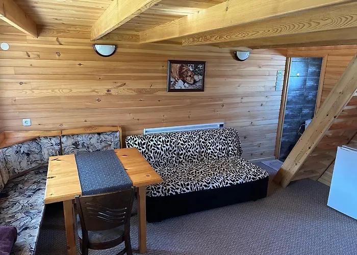 еднофамилна дървена къщичка *