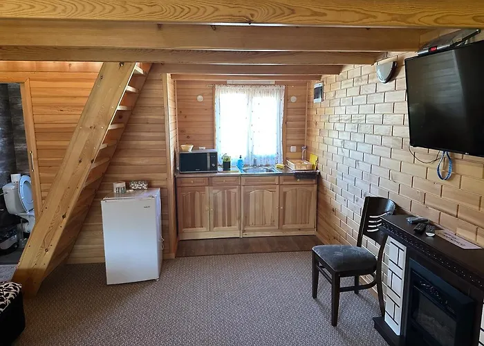 еднофамилна дървена къщичка