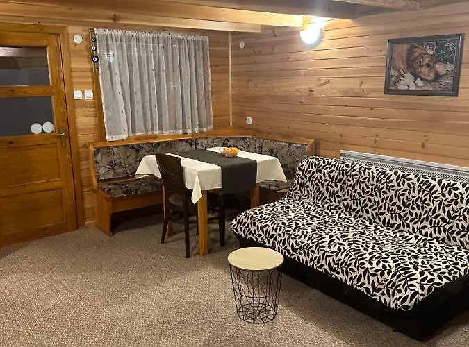 еднофамилна дървена къщичка